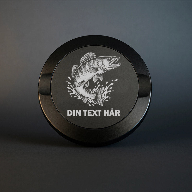 Mattsvart snusdosa i metall med graverad gös och plats för personlig text