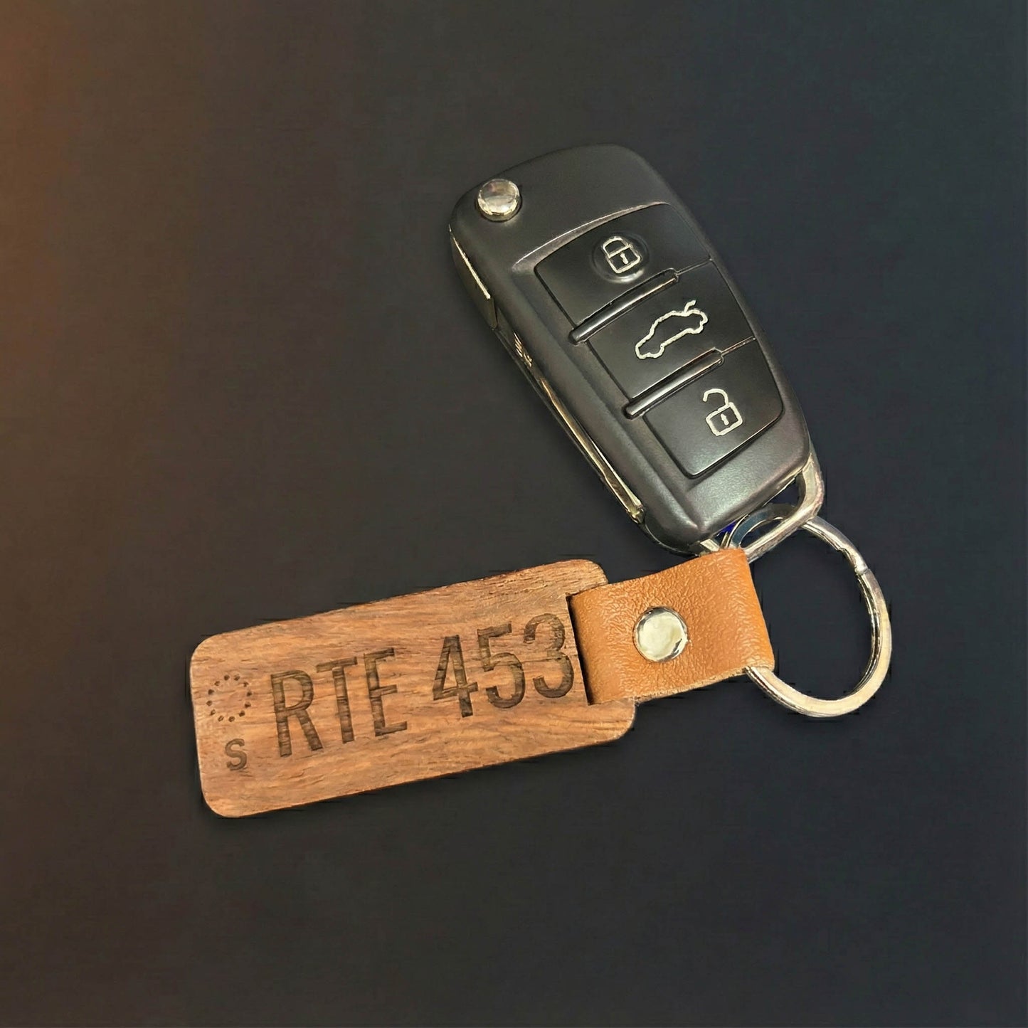 Nyckelring med eget registreringsnummer och en bilnyckel