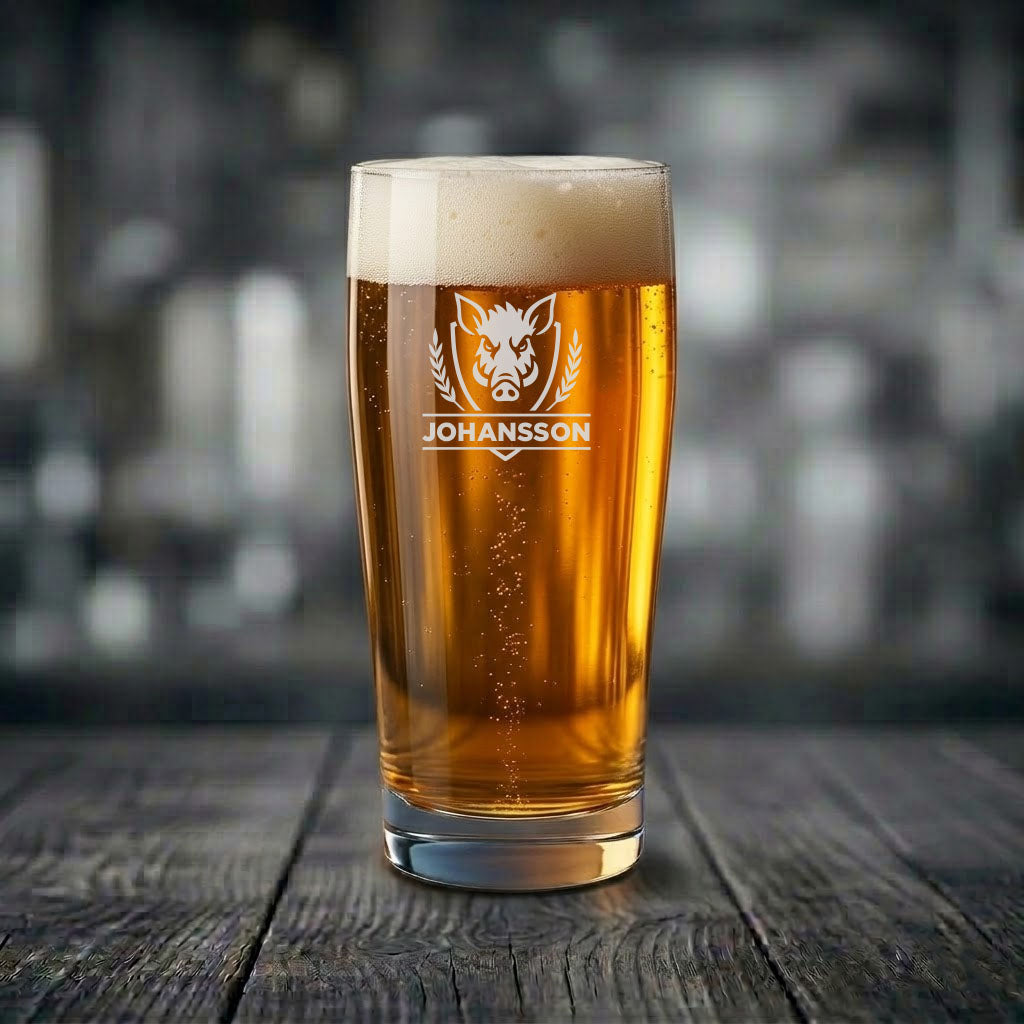 Ölglas med Vildsvin motiv med texten Johansson