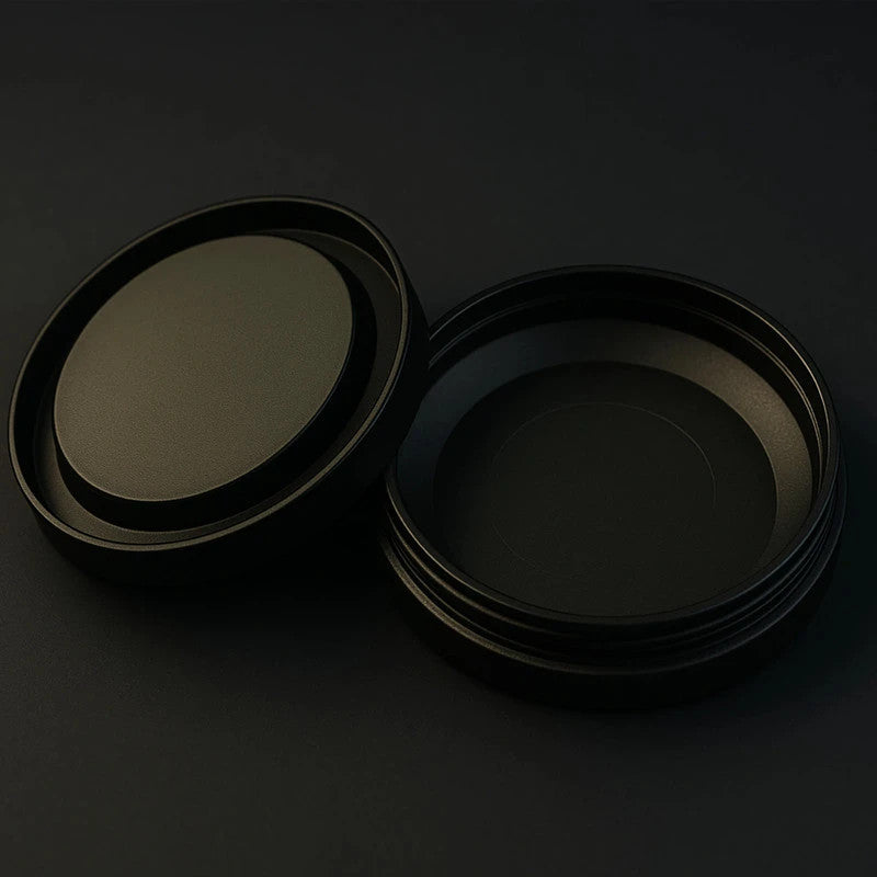 En snusdosa av metall som är öppnad