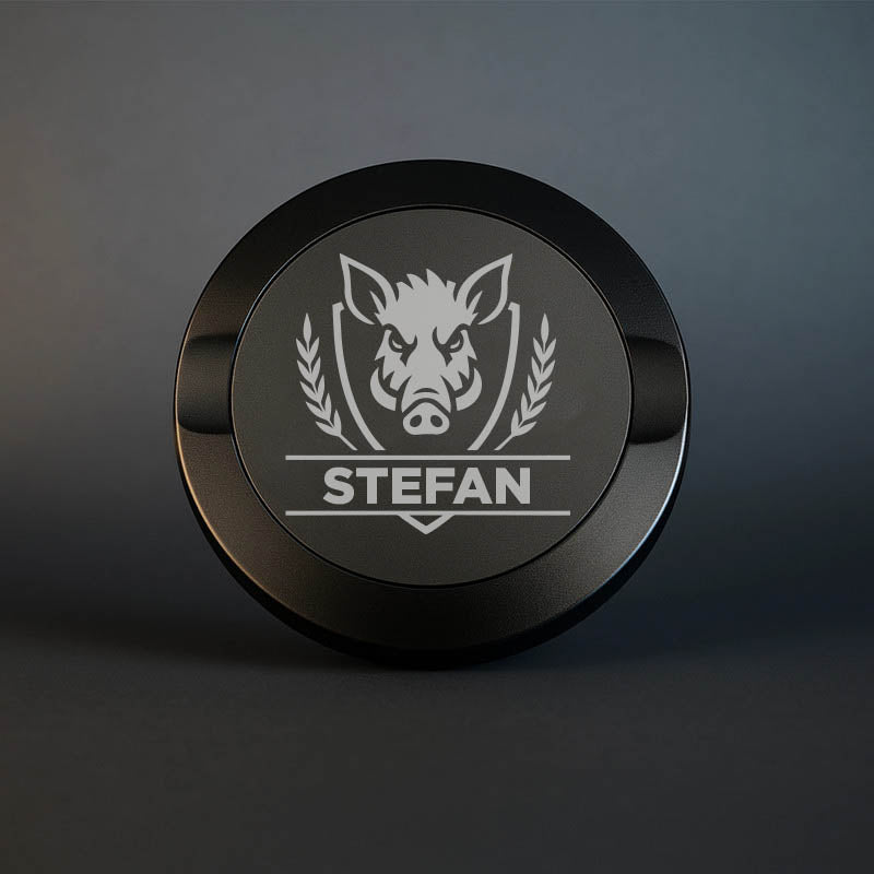 Snusdosa med vildsvin motiv och texten Stefan