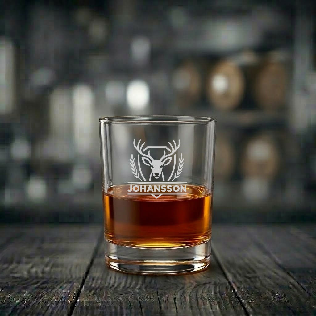 Whiskyglas med rådjur motiv och text Johansson