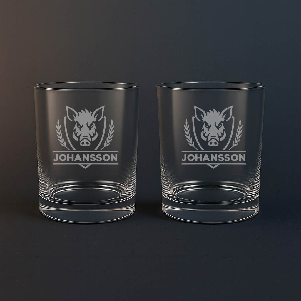 Whiskyglas med vildsvin motiv och texten Johansson