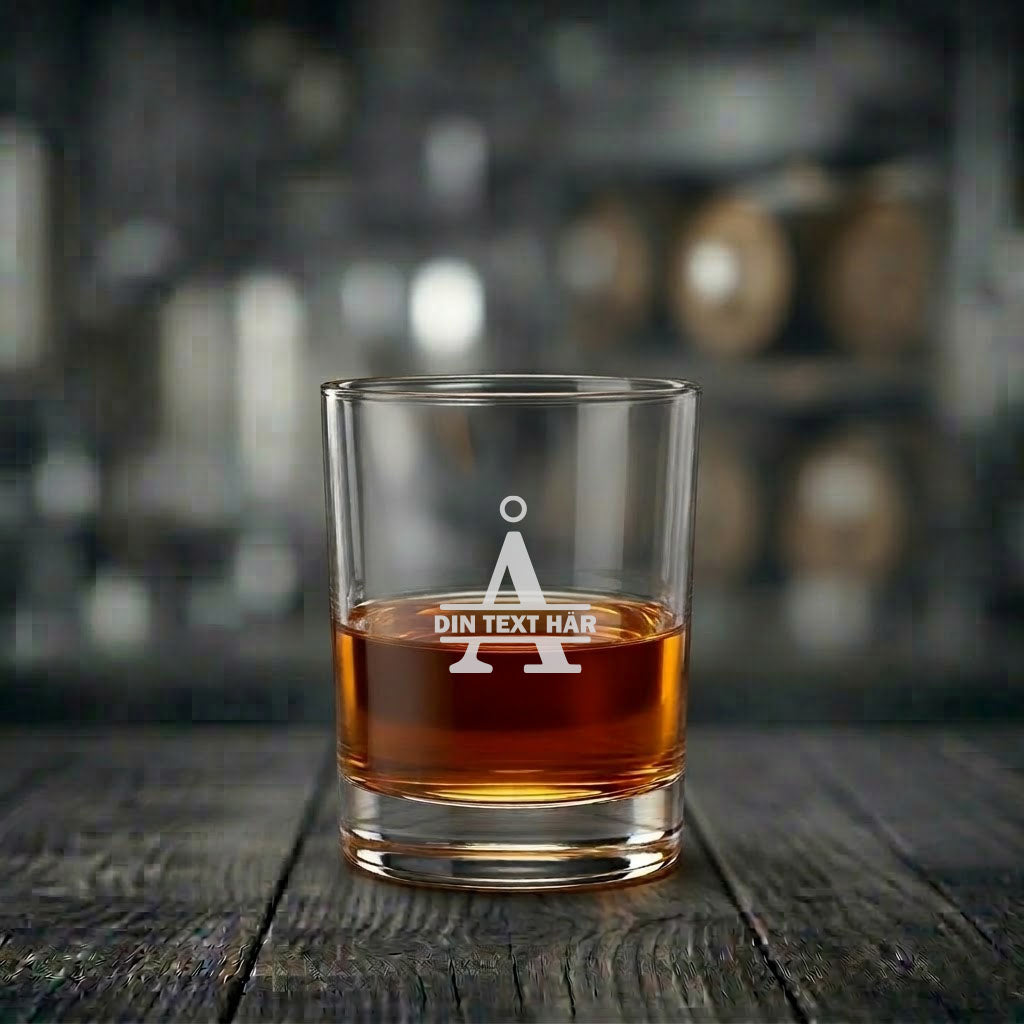 Ett exklusivt graverat whiskyglas med monogram av bokstaven Å och plats för egen personlig text.