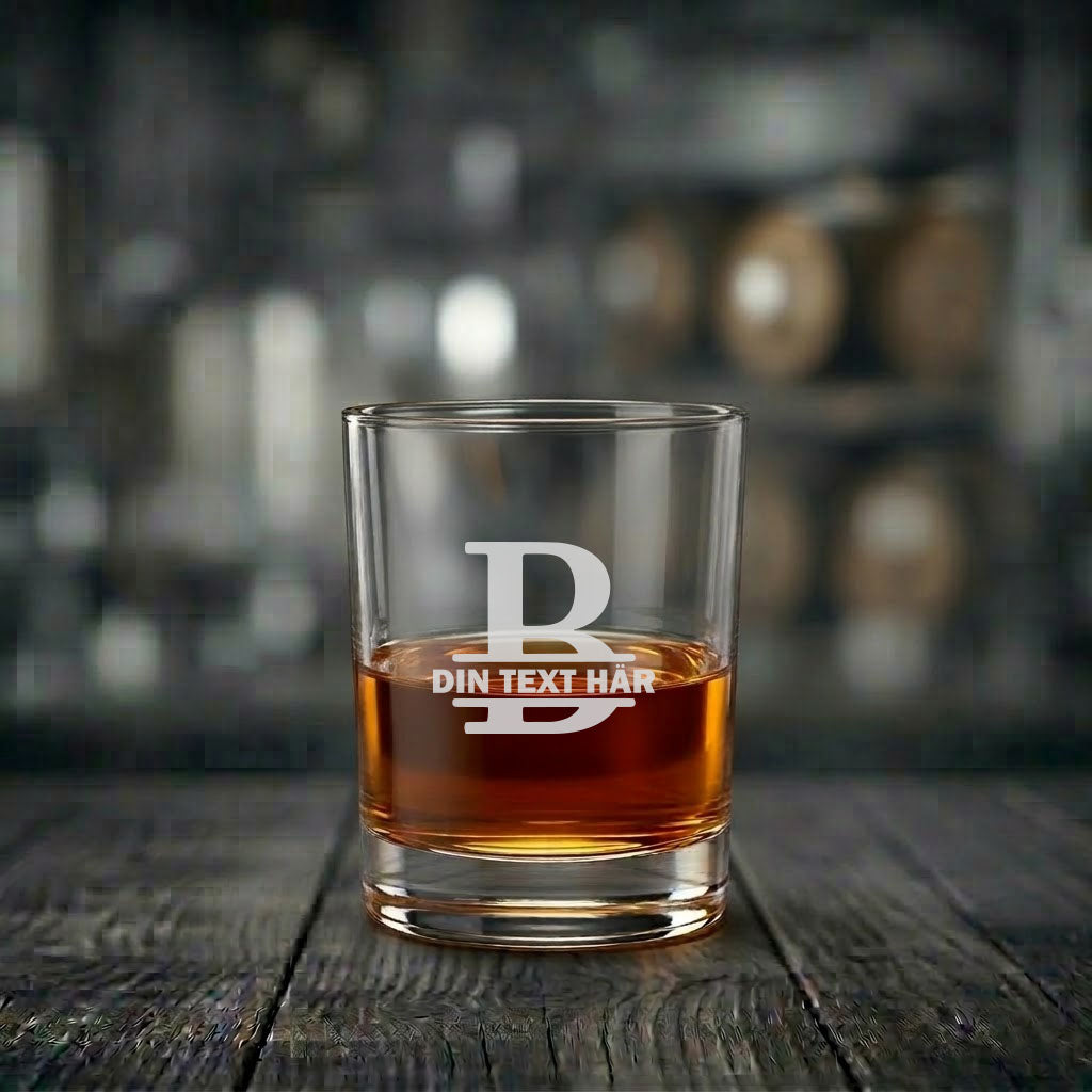 Ett exklusivt graverat whiskyglas med monogram av bokstaven B och plats för egen personlig text.