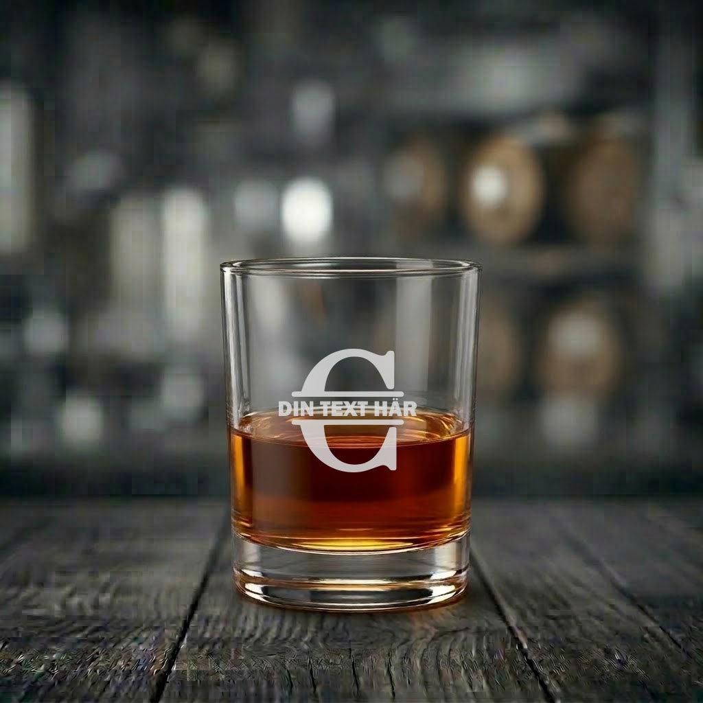 Ett exklusivt graverat whiskyglas med monogram av bokstaven C och plats för egen personlig text.