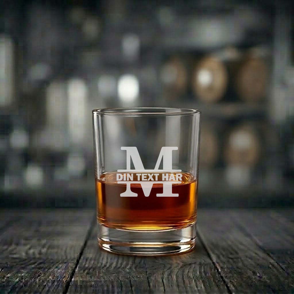 Ett exklusivt graverat whiskyglas med monogram av bokstaven M och plats för egen personlig text.