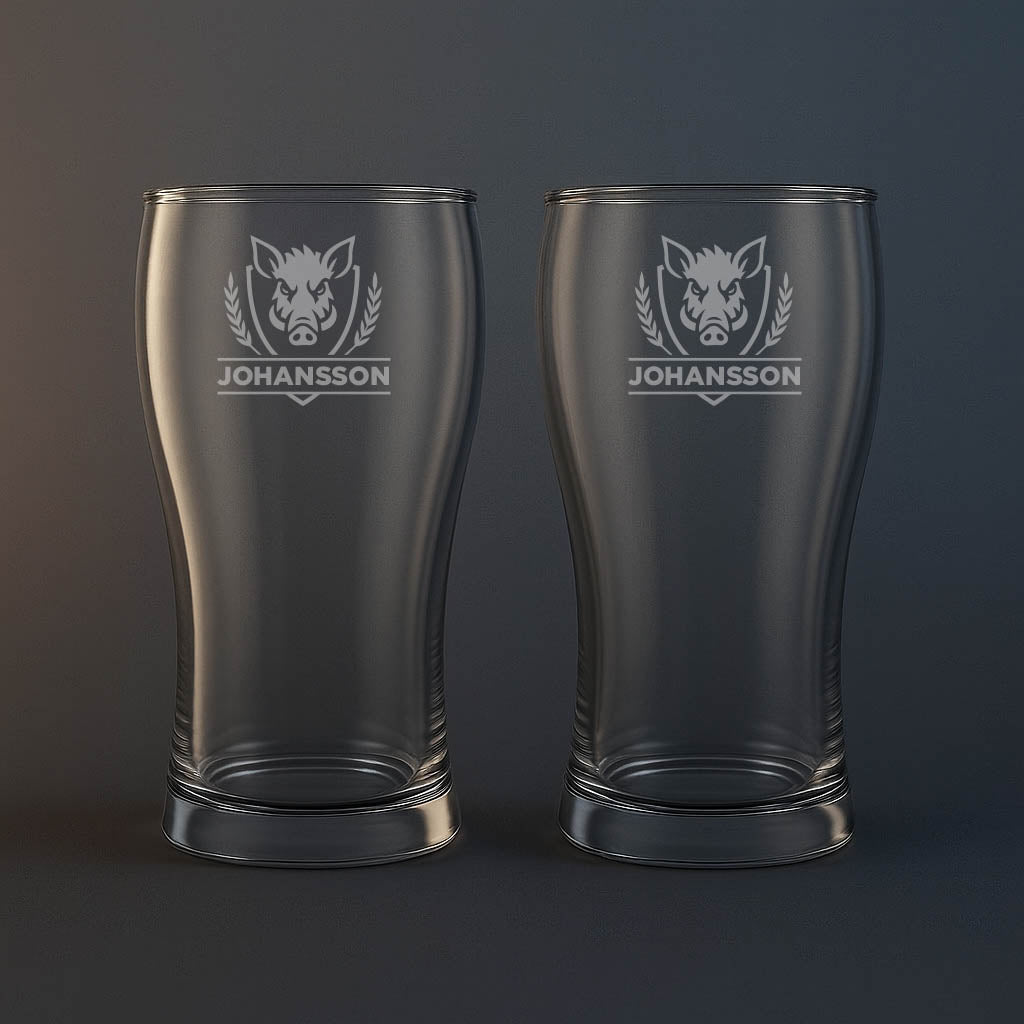 Ölglas med vildsvin motiv och texten Johansson
