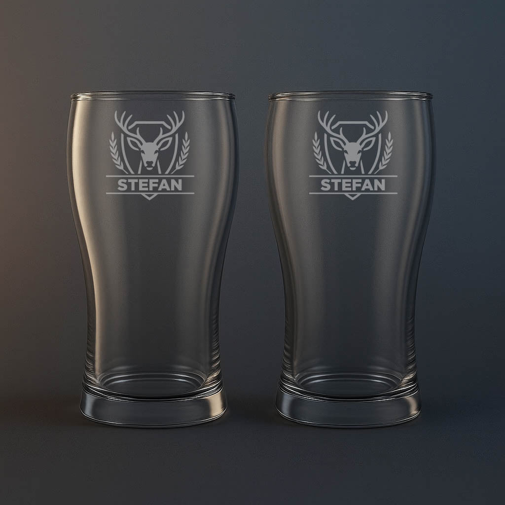 Ölglasglas med rådjur motiv och texten Johansson