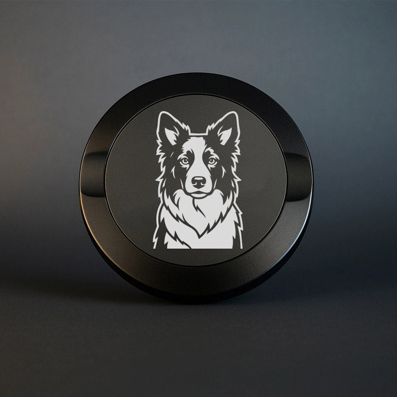 Mattsvart metall snusdosa med detaljerad lasergravyr av en svartvit Border Collie med uppmärksamma ögon. Premium snusdosa med hundmotiv på mörk bakgrund.