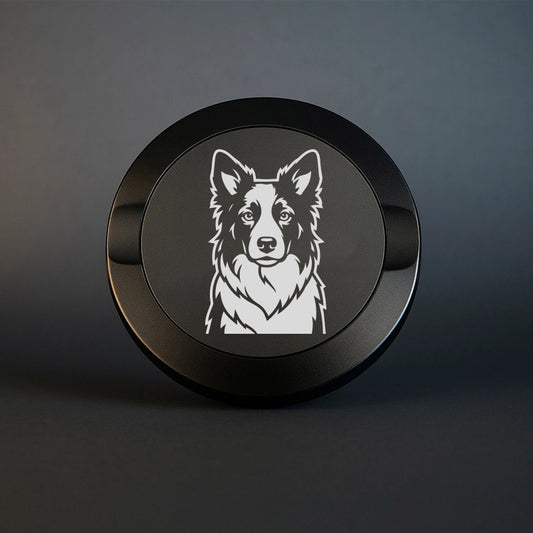 Mattsvart metall snusdosa med detaljerad lasergravyr av en svartvit Border Collie med uppmärksamma ögon. Premium snusdosa med hundmotiv på mörk bakgrund.