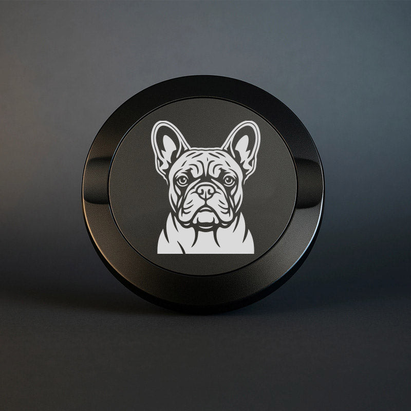 Mattsvart metall snusdosa med detaljerad gravyr av en French Bulldog med fladdermusöron och rynkigt ansikte. Premium snusdosa med hundmotiv på mörk bakgrund.
