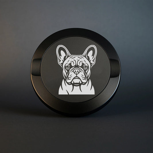 Mattsvart metall snusdosa med detaljerad gravyr av en French Bulldog med fladdermusöron och rynkigt ansikte. Premium snusdosa med hundmotiv på mörk bakgrund.