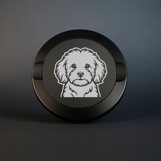Mattsvart metall snusdosa med detaljerad lasergravyr av en söt Maltipoo med fluffig lockig päls. Premium snusdosa med hundmotiv på mörk bakgrund.