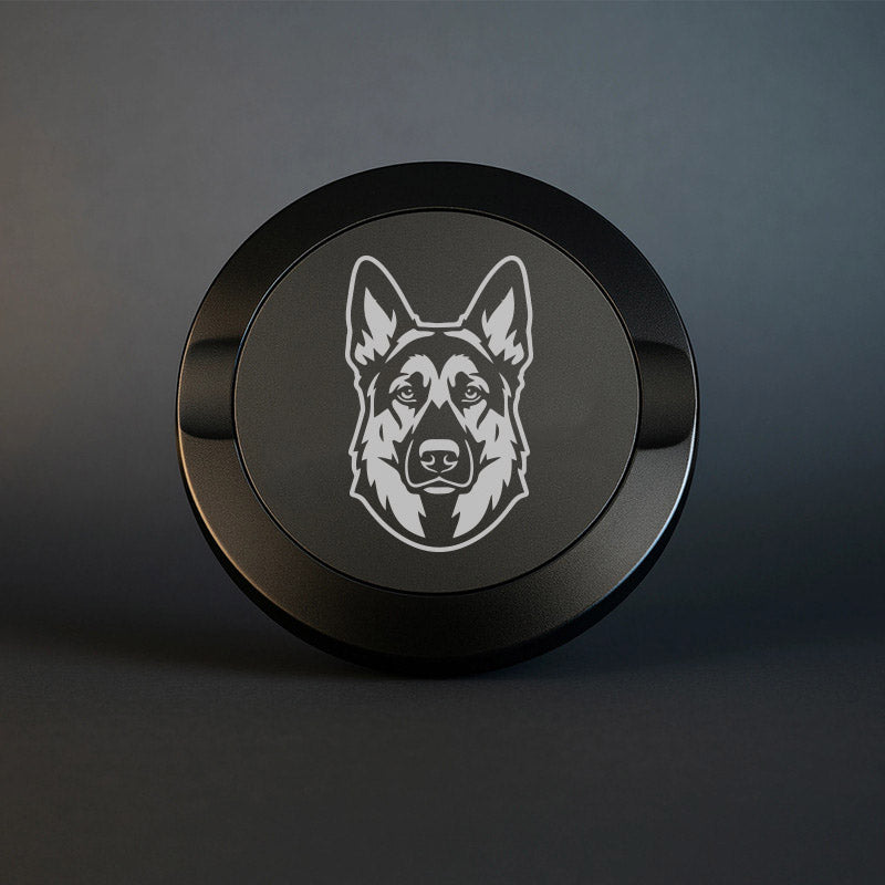 Mattsvart snusdosa i metall med detaljerad lasergravyr av en schäfer på locket, fotograferad mot en mörk, stilren bakgrund som framhäver gravyrens skarpa linjer.