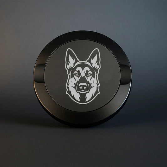 Mattsvart snusdosa i metall med detaljerad lasergravyr av en schäfer på locket, fotograferad mot en mörk, stilren bakgrund som framhäver gravyrens skarpa linjer.