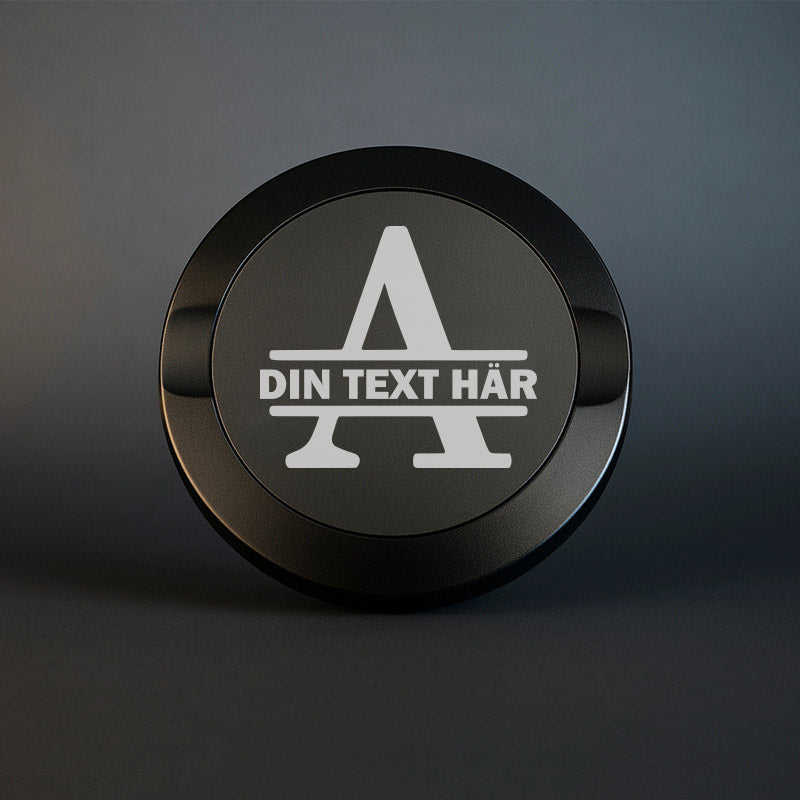 Mattsvart snusdosa i metall med en vacker, stor graverad bokstav A som personligt monogram.