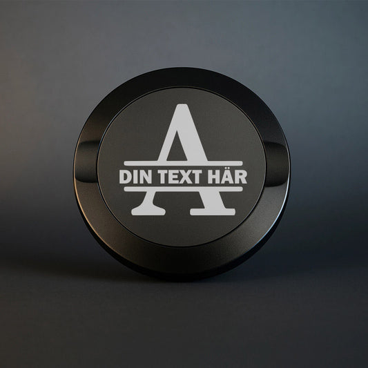 Mattsvart snusdosa i metall med en vacker, stor graverad bokstav A som personligt monogram.