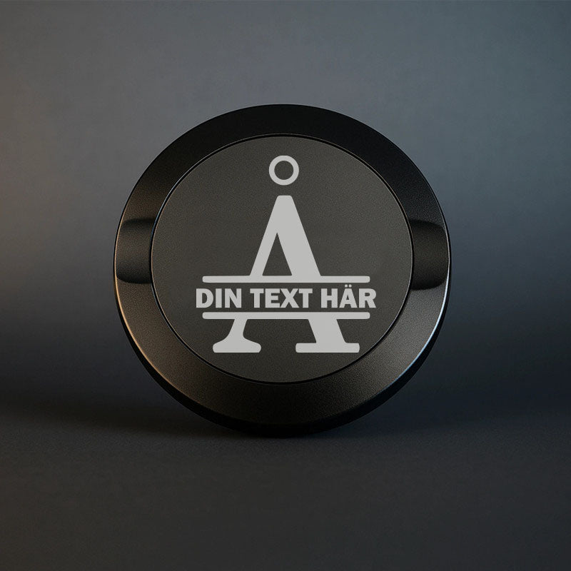 Mattsvart snusdosa i metall med en vacker, stor graverad bokstav Å som personligt monogram