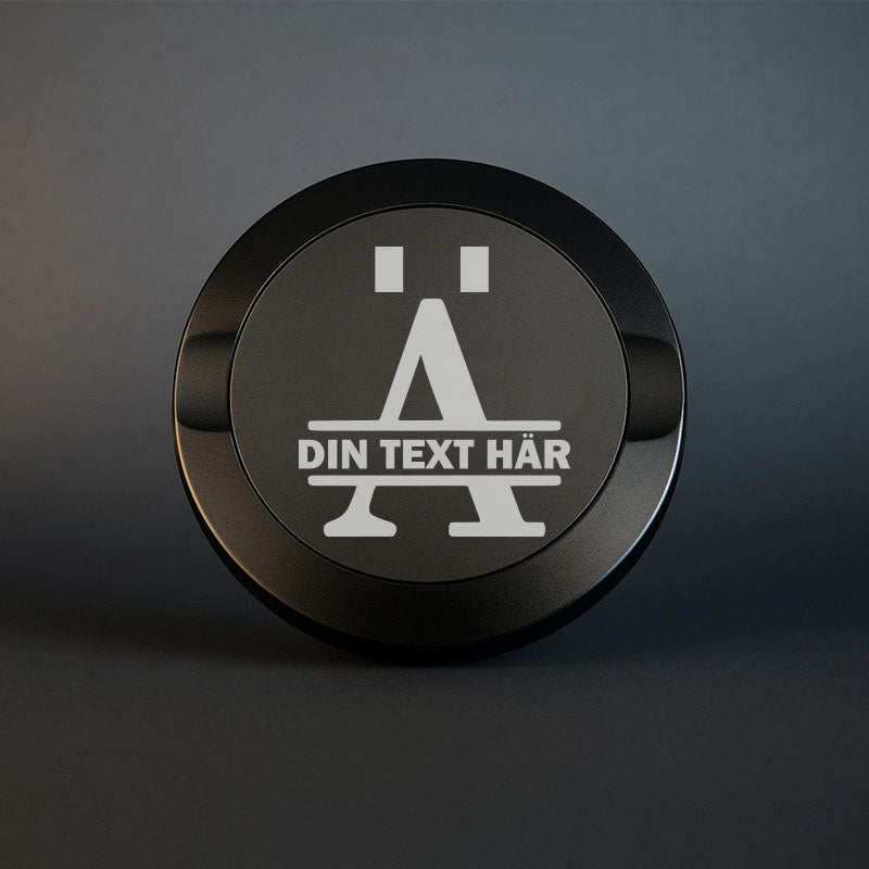 Mattsvart snusdosa i metall med en vacker, stor graverad bokstav Ä som personligt monogram
