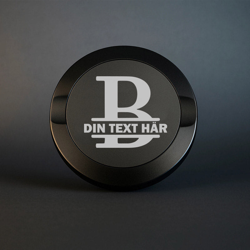 Mattsvart snusdosa i metall med en vacker, stor graverad bokstav B som personligt monogram