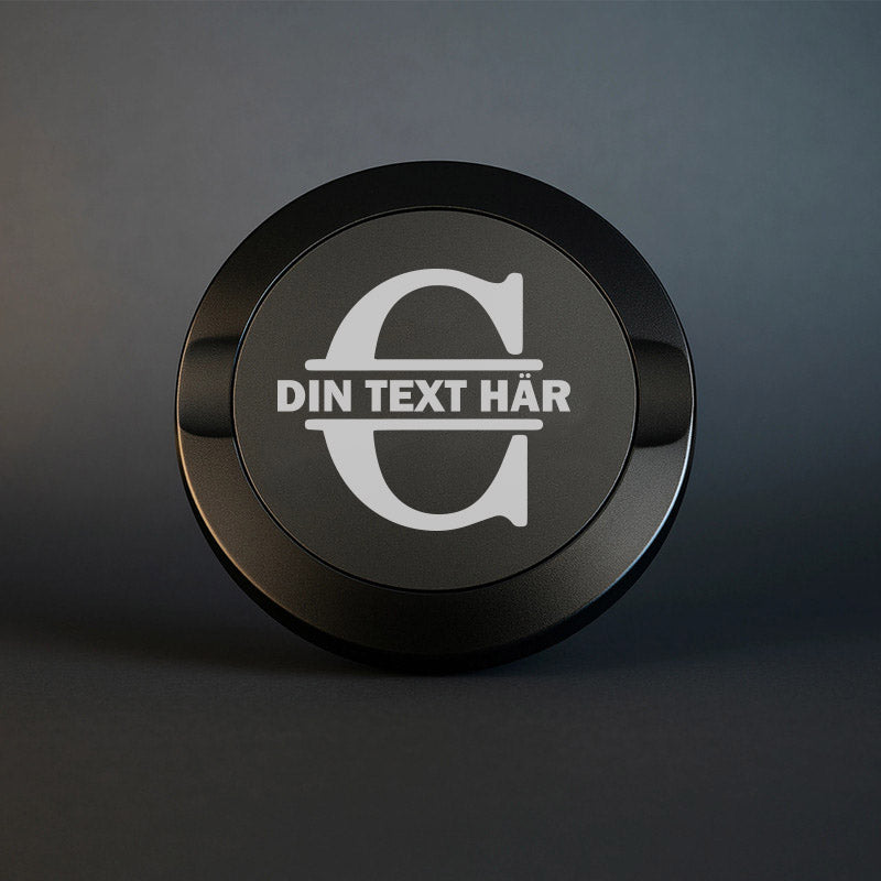 Mattsvart snusdosa i metall med en vacker, stor graverad bokstav C som personligt monogram