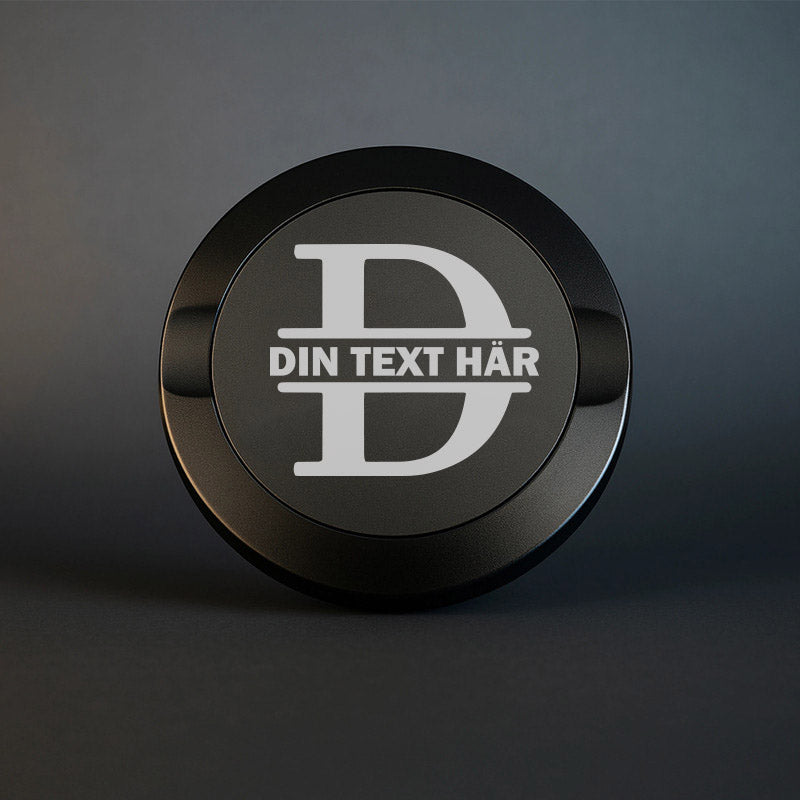 Mattsvart snusdosa i metall med en vacker, stor graverad bokstav D som personligt monogram