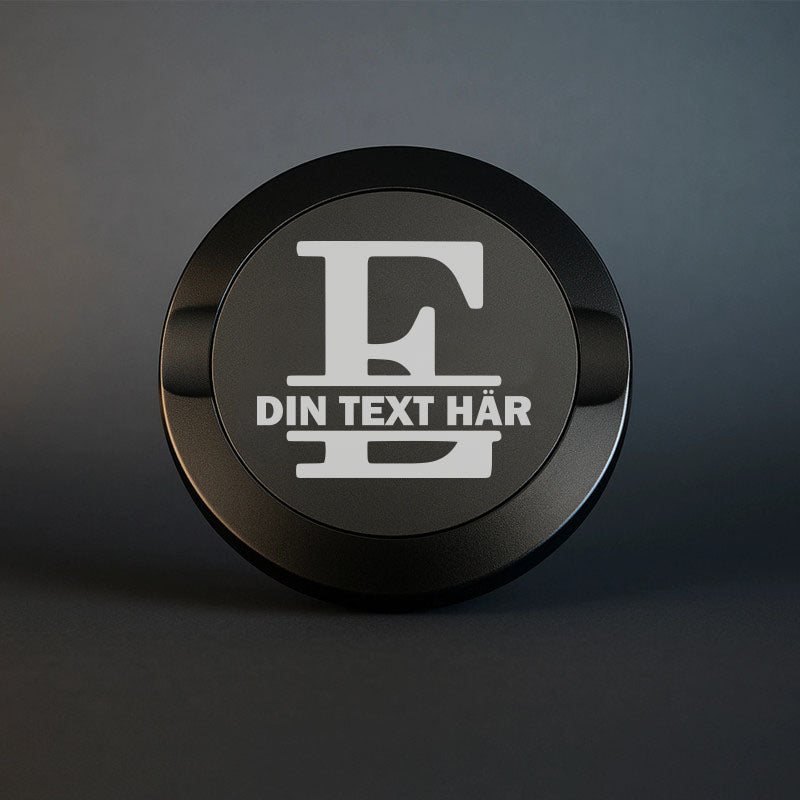 Mattsvart snusdosa i metall med en vacker, stor graverad bokstav E som personligt monogram