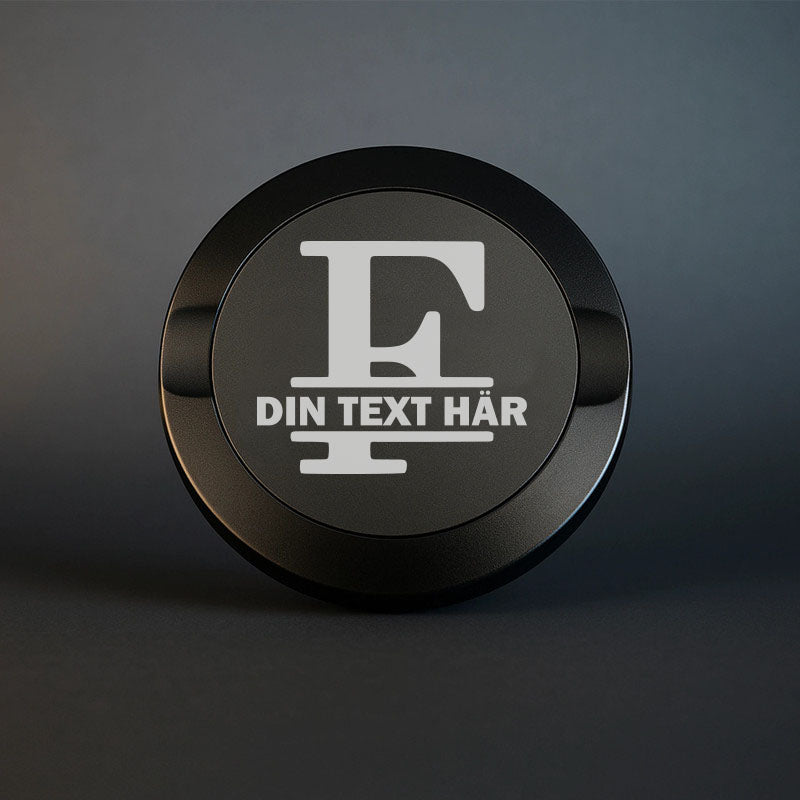 Mattsvart snusdosa i metall med en vacker, stor graverad bokstav F som personligt monogram