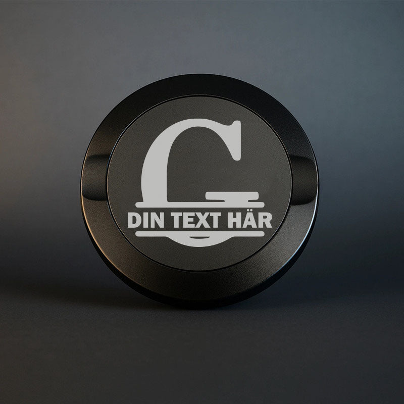 Mattsvart snusdosa i metall med en vacker, stor graverad bokstav G som personligt monogram