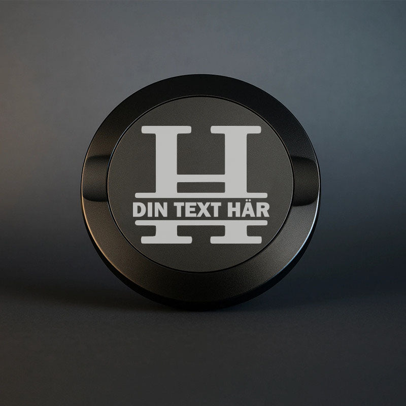 Mattsvart snusdosa i metall med en vacker, stor graverad bokstav H som personligt monogram