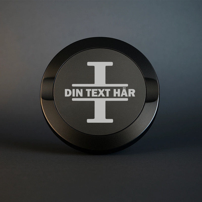 Mattsvart snusdosa i metall med en vacker, stor graverad bokstav I som personligt monogram