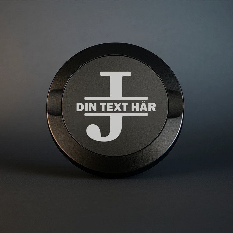 Mattsvart snusdosa i metall med en vacker, stor graverad bokstav J som personligt monogram