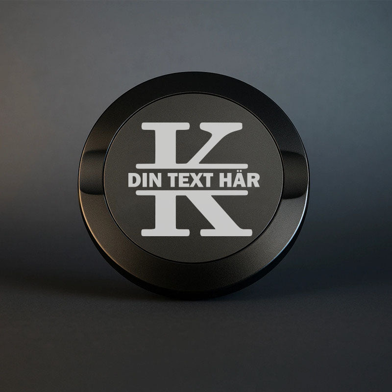 Mattsvart snusdosa i metall med en vacker, stor graverad bokstav K som personligt monogram