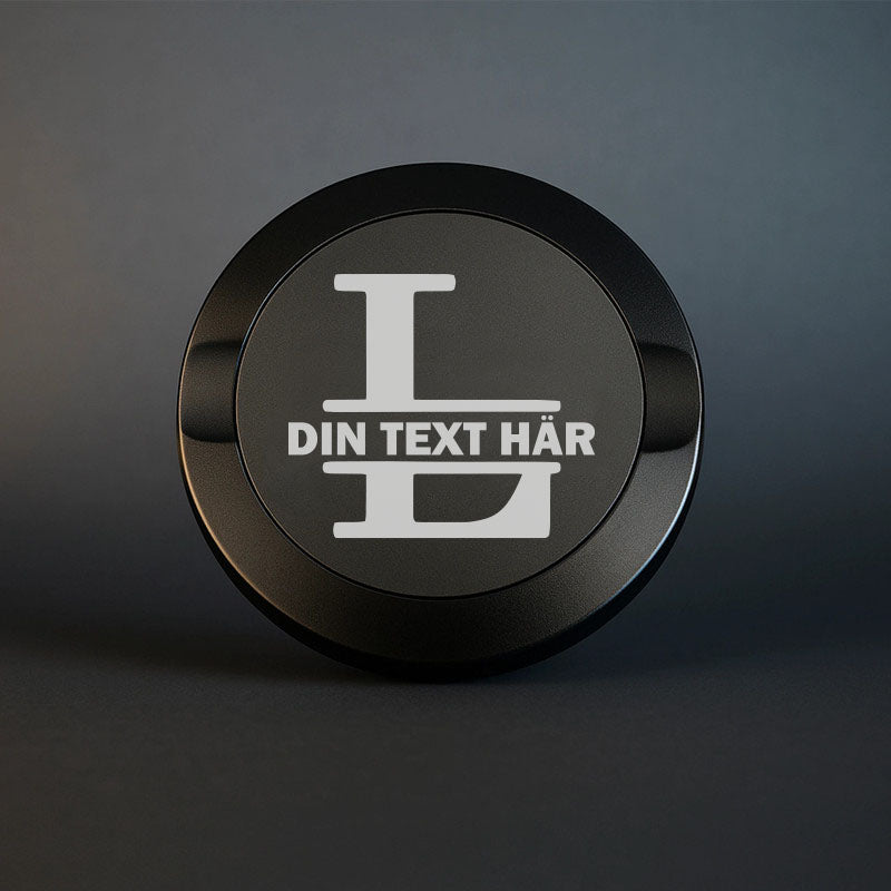 Mattsvart snusdosa i metall med en vacker, stor graverad bokstav L som personligt monogram
