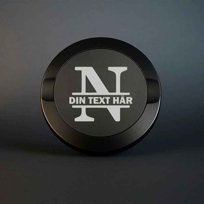 Mattsvart snusdosa i metall med en vacker, stor graverad bokstav N som personligt monogram