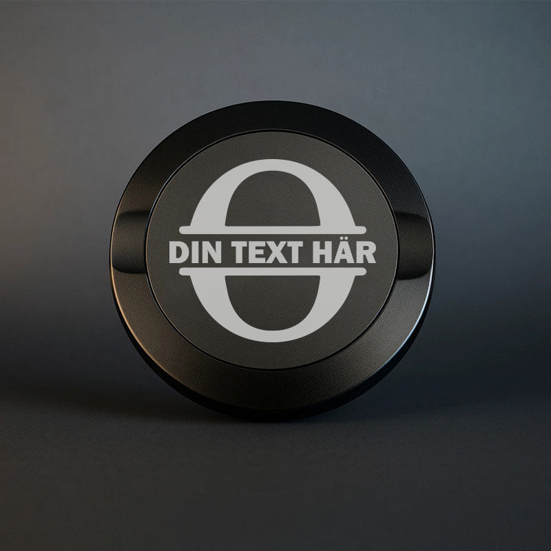 Mattsvart snusdosa i metall med en vacker, stor graverad bokstav O som personligt monogram