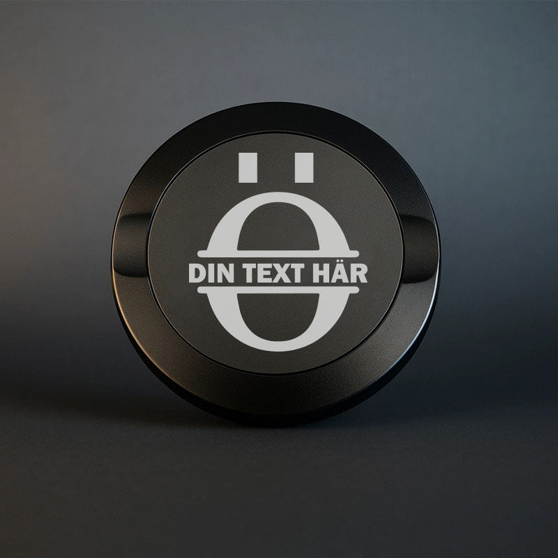 Mattsvart snusdosa i metall med en vacker, stor graverad bokstav Ö som personligt monogram