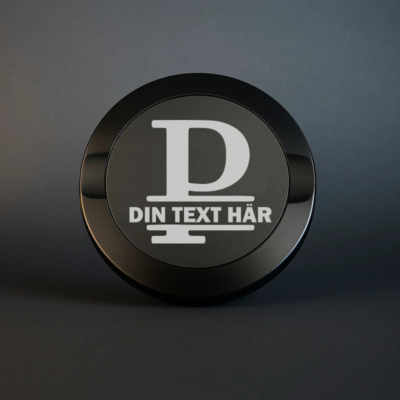 Mattsvart snusdosa i metall med en vacker, stor graverad bokstav P som personligt monogram