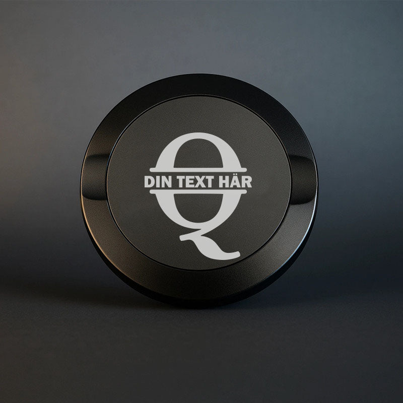 Mattsvart snusdosa i metall med en vacker, stor graverad bokstav Q som personligt monogram