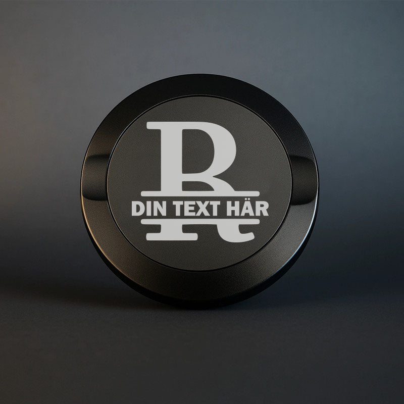 Mattsvart snusdosa i metall med en vacker, stor graverad bokstav R som personligt monogram