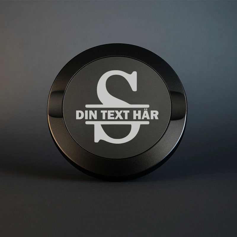 Mattsvart snusdosa i metall med en vacker, stor graverad bokstav S som personligt monogram