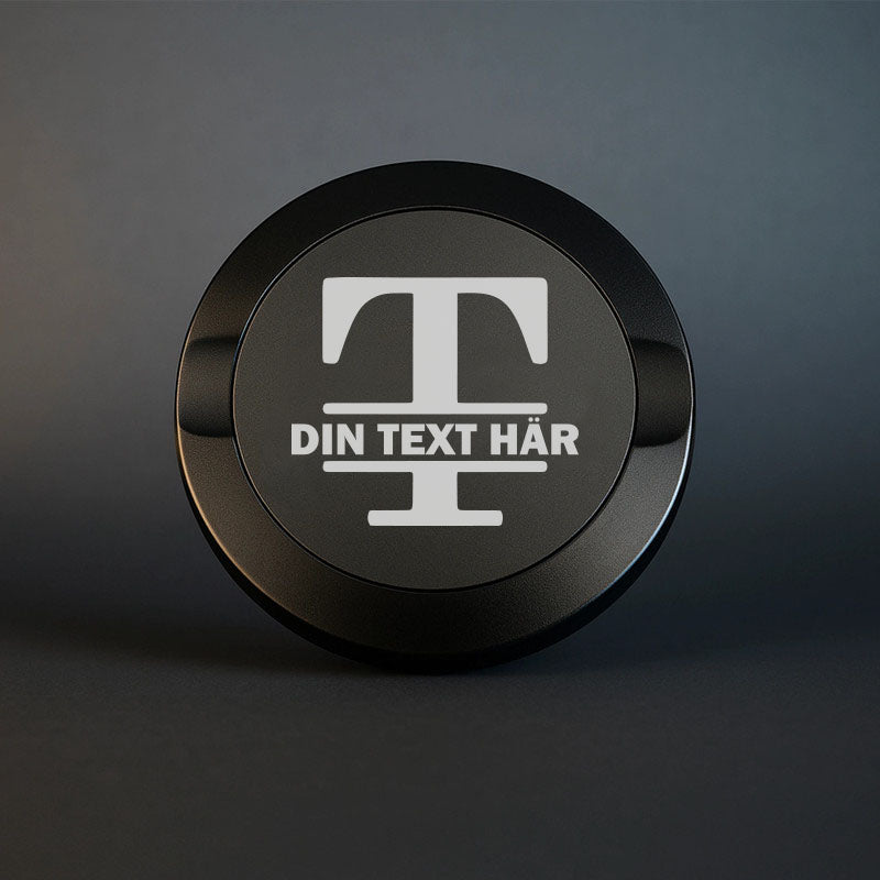 Mattsvart snusdosa i metall med en vacker, stor graverad bokstav T som personligt monogram