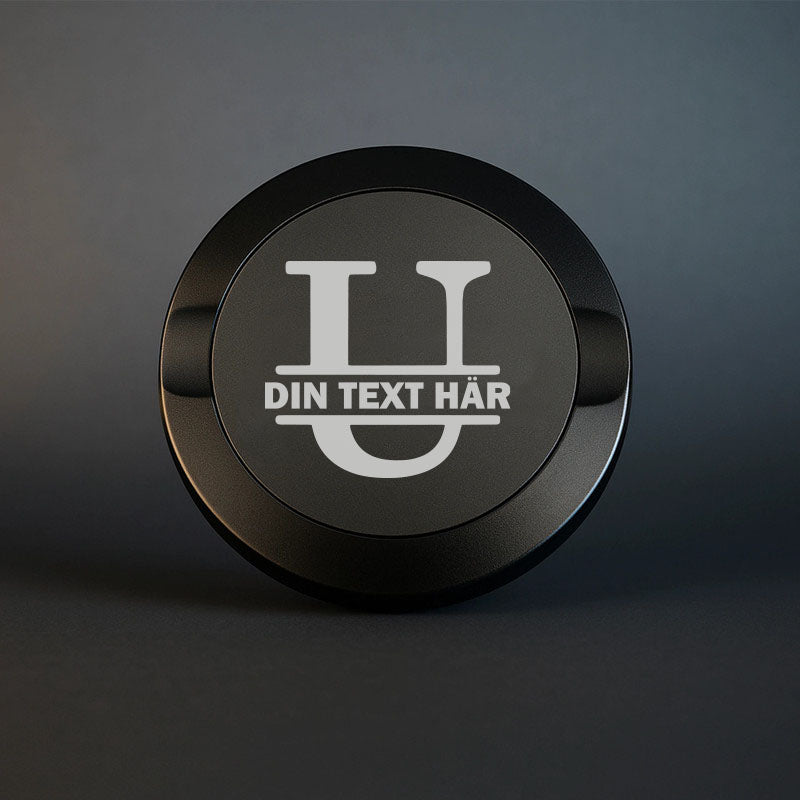 Mattsvart snusdosa i metall med en vacker, stor graverad bokstav U som personligt monogram