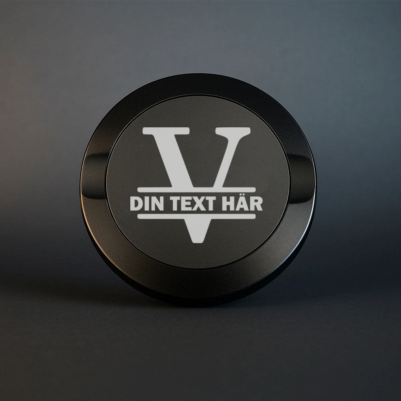 Mattsvart snusdosa i metall med en vacker, stor graverad bokstav V som personligt monogram
