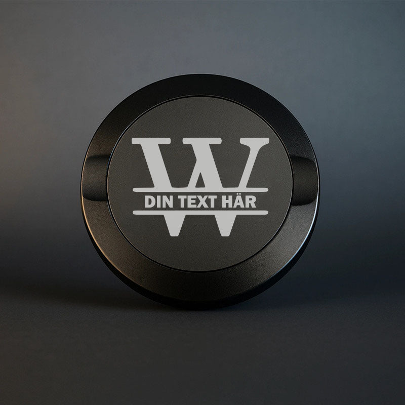 Mattsvart snusdosa i metall med en vacker, stor graverad bokstav W som personligt monogram