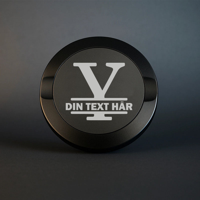 Mattsvart snusdosa i metall med en vacker, stor graverad bokstav Y som personligt monogram