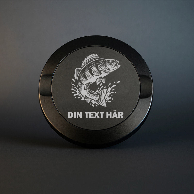 Mattsvart snusdosa i metall med graverad abborre och plats för personlig text
