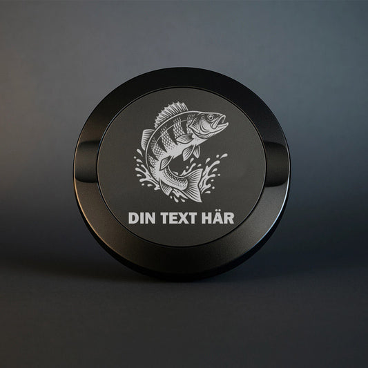 Mattsvart snusdosa i metall med graverad abborre och plats för personlig text