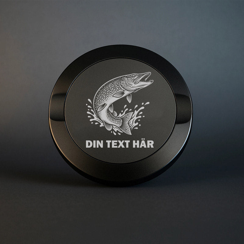 Mattsvart snusdosa i metall med graverad gädda och plats för personlig text.